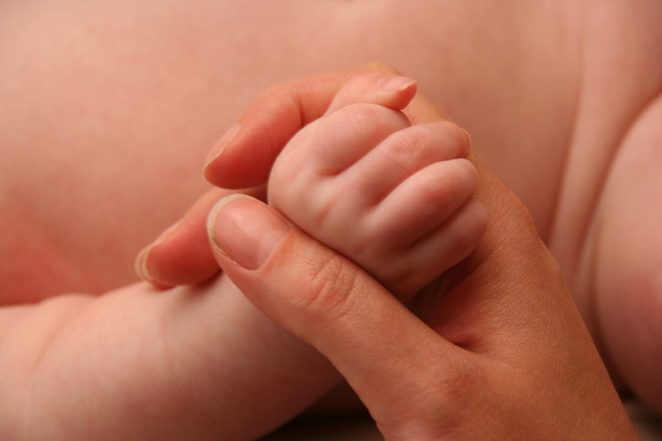 Se suspende la presencia de acompañantes en parto